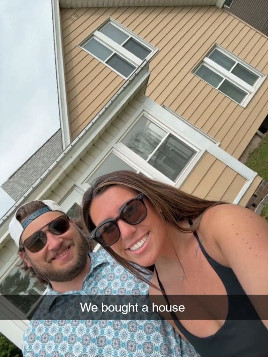 WhiteSoxJoy's tweet photo. Today is a GREAT day!!! Baby girl and her fiancée closed on their first house this morning 
#proudmomma 🫶🏻 https://t.co/06XFURwdiL