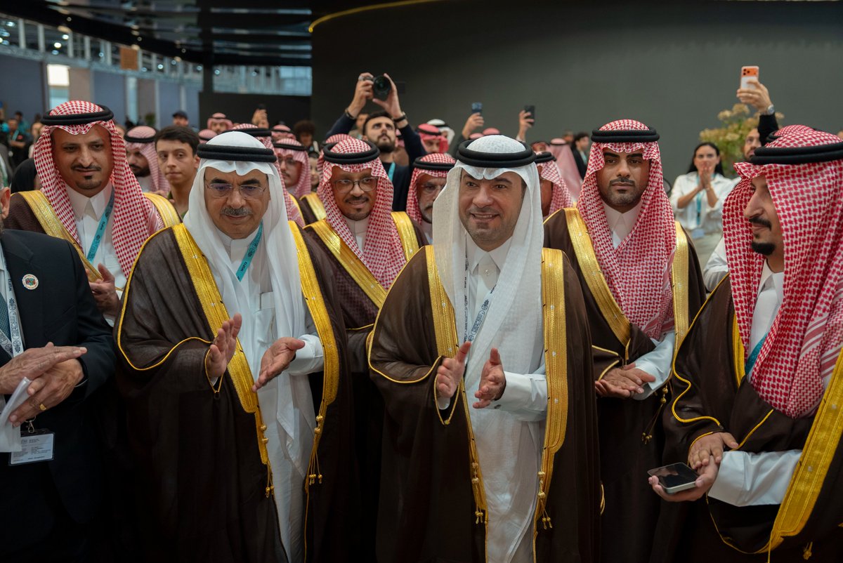 Momah_SA's tweet photo. ضمن أعمال المنتدى الحضري العالمي الثالث عشر، قام أصحاب المعالي والسعادة بجولة في المعرض المصاحب للاطلاع على أبرز المبادرات والمشاريع الحضرية التي تعكس مستقبل المدن الحديثة والإسكان المستدام، وسط مشاركة دولية واسعة وتبادل للخبرات والرؤى نحو مدن أكثر ابتكارًا واستدامة.

#المملكة_في_باكو | #SaudiAtBaku