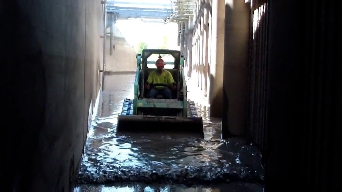 flohawks's tweet photo. Not every job is glamorous 😅

From wastewater cleanup to large-scale septic and infrastructure work, our team handles the tough jobs that keep systems running safely and efficiently behind the scenes 👷‍♂️💧

1-800-FLOHAWK | https://t.co/3C4AiyXg18 https://t.co/zT3Ic9SPSe