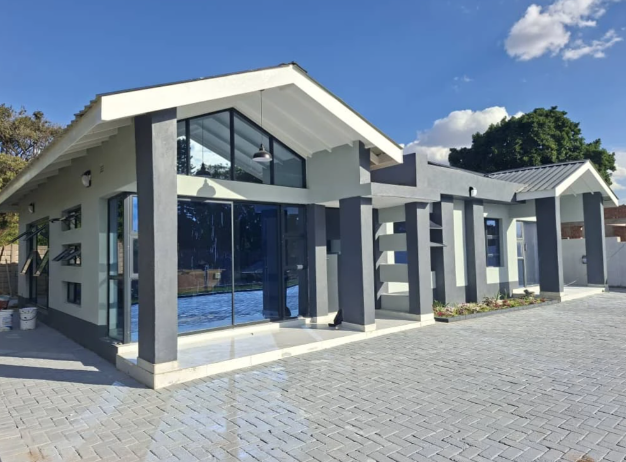 Projects_Zim's tweet photo. 🏡 𝐇𝐮𝐝𝐬𝐨𝐧 𝐌𝐞𝐰𝐬 𝐈𝐧𝐭𝐫𝐨𝐝𝐮𝐜𝐞𝐬 | 𝐀 𝐒𝐞𝐜𝐮𝐫𝐞 𝐚𝐧𝐝 𝐌𝐨𝐝𝐞𝐫𝐧 𝐂𝐥𝐮𝐬𝐭𝐞𝐫 𝐇𝐨𝐦𝐞 𝐈𝐧𝐯𝐞𝐬𝐭𝐦𝐞𝐧𝐭 𝐢𝐧 𝐇𝐚𝐭𝐟𝐢𝐞𝐥𝐝 | 𝐅𝐫𝐨𝐦 $𝟏𝟑𝟓,𝟎𝟎𝟎

4 Bed | 2 Bath | 141m² Built | 450m² Land | Only 3 Units Left

𝐏𝐫𝐨𝐩𝐞𝐫𝐭𝐲 𝐇𝐢𝐠𝐡𝐥𝐢𝐠𝐡𝐭𝐬:

✅ Main ensuite bedroom with walk‑in closet, plus separate common bathroom and toilet
✅ Open‑plan dining and lounge area
✅ Fully fitted kitchen with electric oven, extractor fan, 2‑plate gas stove, and 4‑plate electric stove
✅ 3.6kV solar system, solar geyser, and individual electricity meter
✅ Reliable communal borehole for consistent water supply
✅ Paved driveway, manicured lawn, and walled complex
✅ Secure, sustainable community living

💳 𝐏𝐚𝐲𝐦𝐞𝐧𝐭 𝐓𝐞𝐫𝐦𝐬: 50% Deposit | Balance over 6 months

📍 A rare opportunity – only three units remain. Perfect for investors or homeowners seeking modern comfort and value.

👉 Secure your unit now before the development sells out! : https://t.co/RqOQZeoWz4