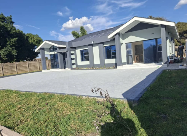 Projects_Zim's tweet photo. 🏡 𝐇𝐮𝐝𝐬𝐨𝐧 𝐌𝐞𝐰𝐬 𝐈𝐧𝐭𝐫𝐨𝐝𝐮𝐜𝐞𝐬 | 𝐀 𝐒𝐞𝐜𝐮𝐫𝐞 𝐚𝐧𝐝 𝐌𝐨𝐝𝐞𝐫𝐧 𝐂𝐥𝐮𝐬𝐭𝐞𝐫 𝐇𝐨𝐦𝐞 𝐈𝐧𝐯𝐞𝐬𝐭𝐦𝐞𝐧𝐭 𝐢𝐧 𝐇𝐚𝐭𝐟𝐢𝐞𝐥𝐝 | 𝐅𝐫𝐨𝐦 $𝟏𝟑𝟓,𝟎𝟎𝟎

4 Bed | 2 Bath | 141m² Built | 450m² Land | Only 3 Units Left

𝐏𝐫𝐨𝐩𝐞𝐫𝐭𝐲 𝐇𝐢𝐠𝐡𝐥𝐢𝐠𝐡𝐭𝐬:

✅ Main ensuite bedroom with walk‑in closet, plus separate common bathroom and toilet
✅ Open‑plan dining and lounge area
✅ Fully fitted kitchen with electric oven, extractor fan, 2‑plate gas stove, and 4‑plate electric stove
✅ 3.6kV solar system, solar geyser, and individual electricity meter
✅ Reliable communal borehole for consistent water supply
✅ Paved driveway, manicured lawn, and walled complex
✅ Secure, sustainable community living

💳 𝐏𝐚𝐲𝐦𝐞𝐧𝐭 𝐓𝐞𝐫𝐦𝐬: 50% Deposit | Balance over 6 months

📍 A rare opportunity – only three units remain. Perfect for investors or homeowners seeking modern comfort and value.

👉 Secure your unit now before the development sells out! : https://t.co/RqOQZeoWz4