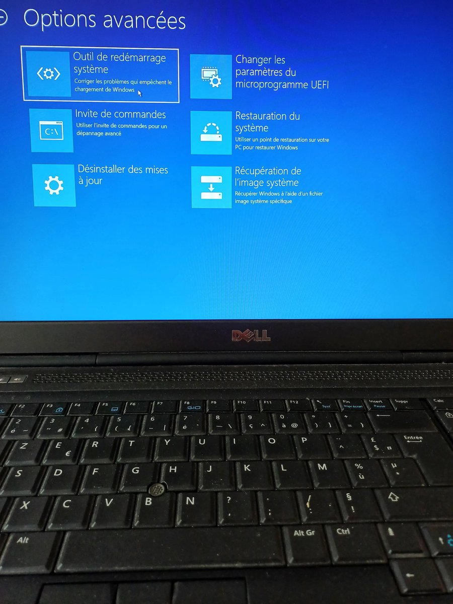 Hugo7599's tweet photo. Voilà, je démarre mon ordi, ça me dit "préparation de la réparation automatique" puis j'ai ecran bleu avec deux choix : dépannage ou éteindre... quand j'appuie sur dépannage, ça me met ça.... QLQN pour me dire quoi faire svp ? #Windows https://t.co/71DoVfNSs3