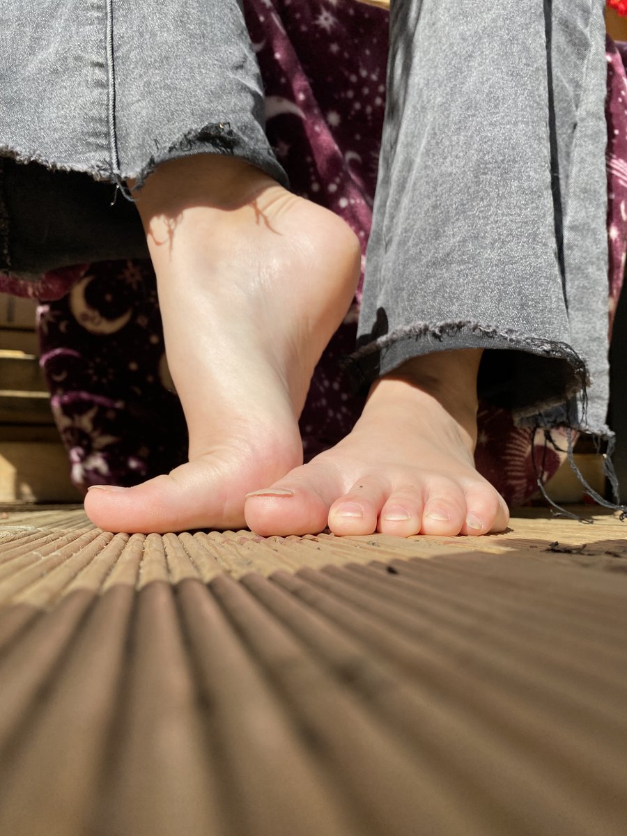 LeafysFeet's tweet photo. Found a wonderful heat trap in the garden 😄🪴
Full set on my Patreon. Click here: https://t.co/Uf8S2wcAEC https://t.co/1w3I68zs5T