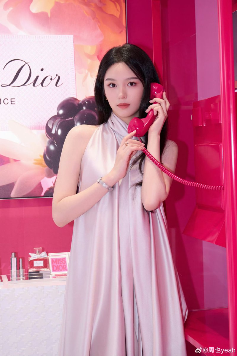 yourzhye's tweet photo. I met #MissDior in Guangzhou! Rich fragrance hides a brave and fearless heart—that's the kind of person I want to be. 🩷🩷 https://t.co/81gsEgBE0a