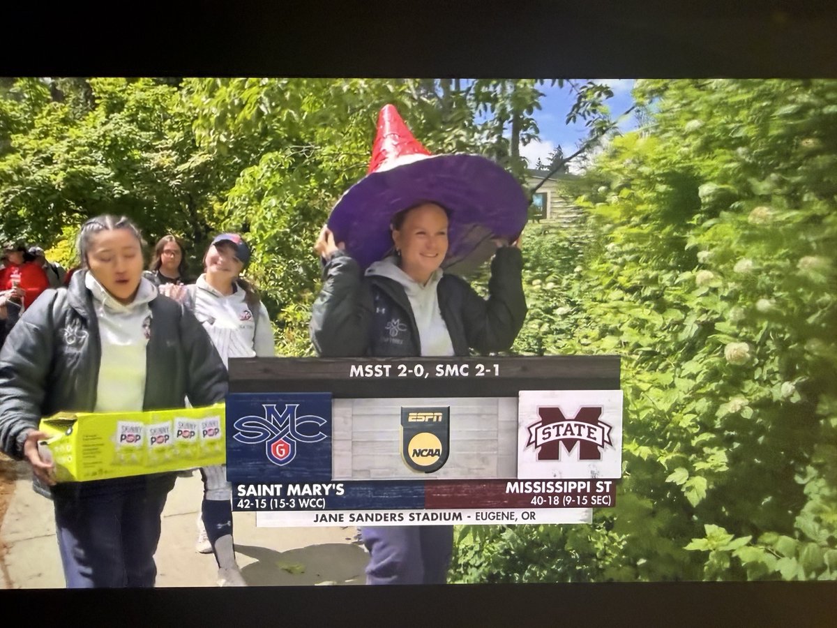 JordanAlvesTV's tweet photo. We had Witch Hats, Batman, and of course Broccoli Billboards 🥦 

Had a blast directing the Eugene Regional. There’s nothing better than postseason softball! https://t.co/kIEdJrxlKp