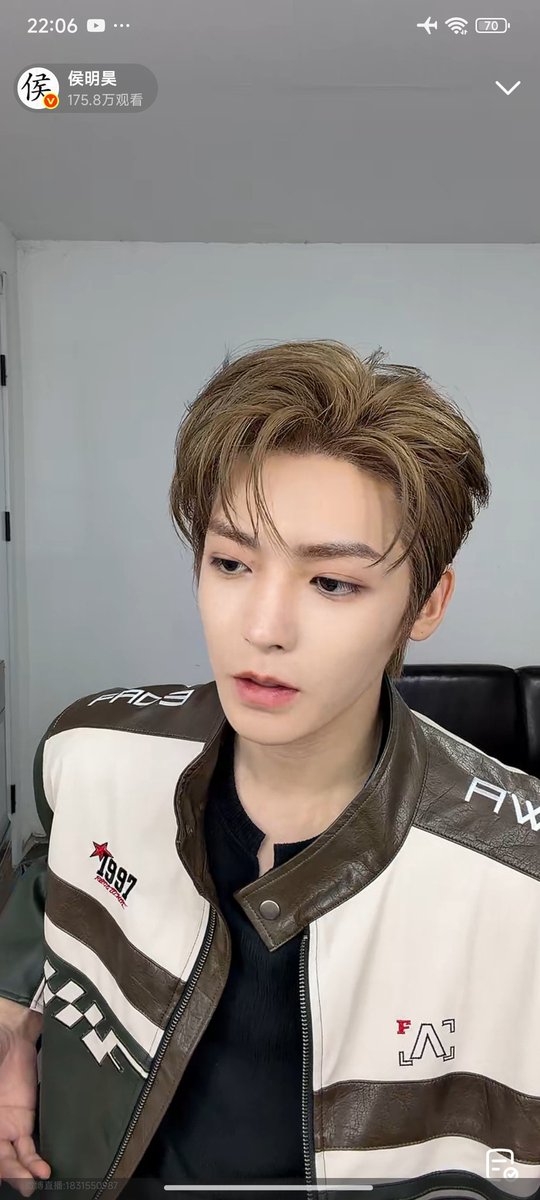 monjinka's tweet photo. I was just going to sleep but 小侯 is LIVE now, talking about his concert https://t.co/96GvpPYktC