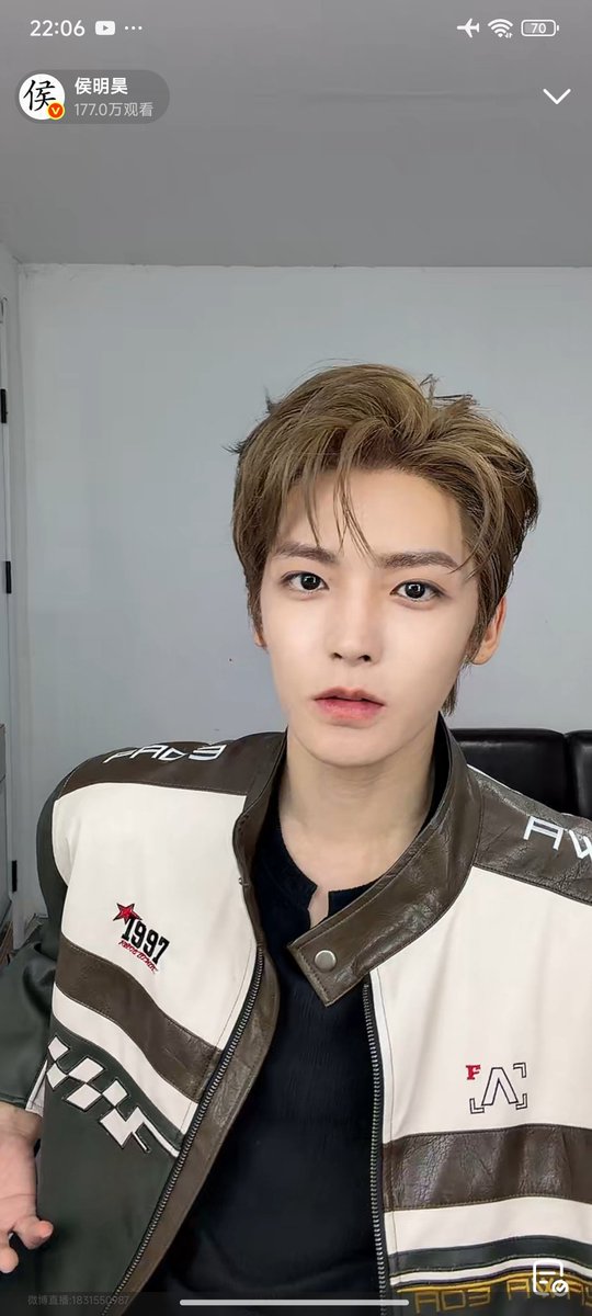 monjinka's tweet photo. I was just going to sleep but 小侯 is LIVE now, talking about his concert https://t.co/96GvpPYktC