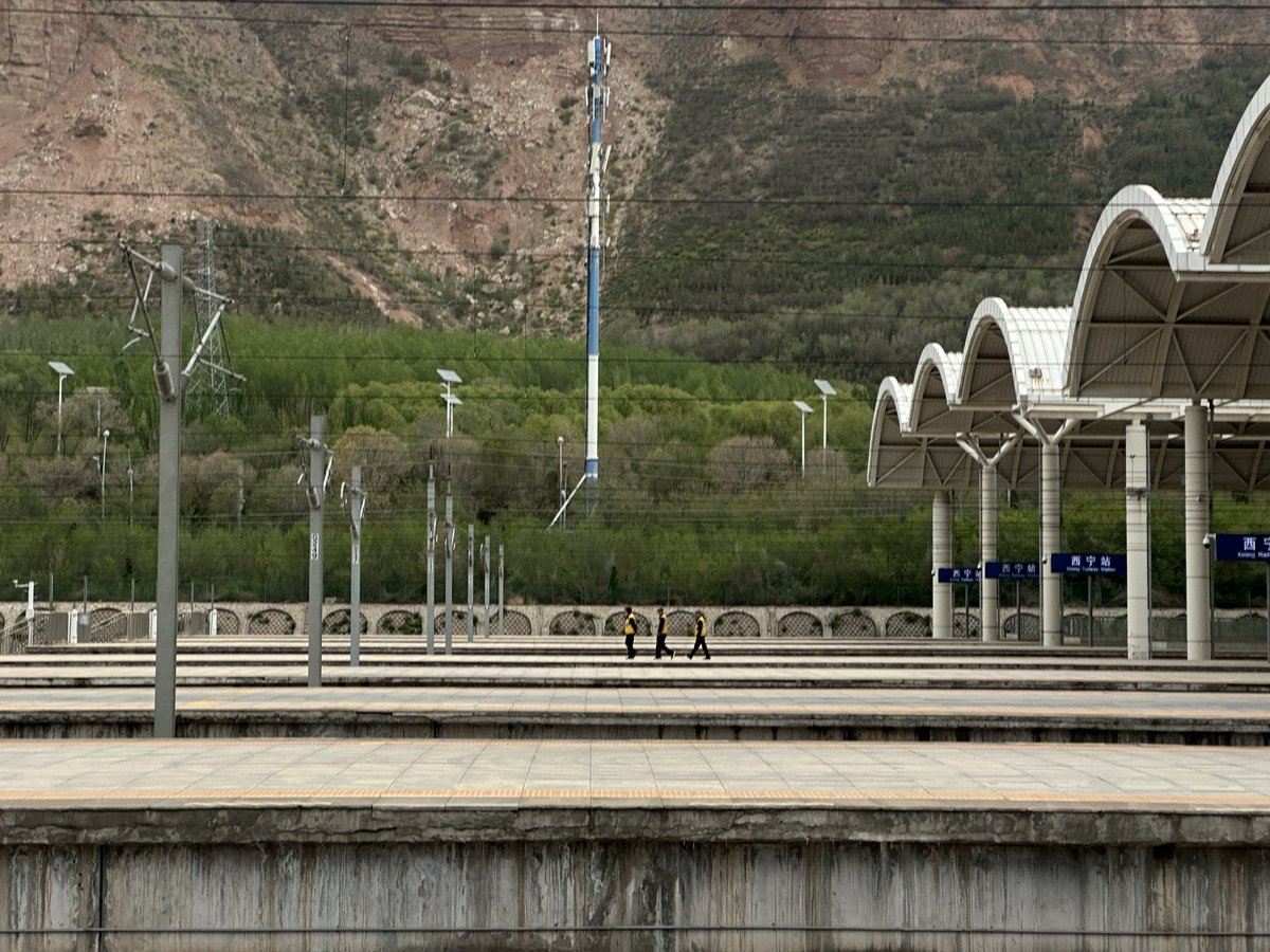 ShiIsabela's tweet photo. Deixando Trump, Putin e geopolítica de lado, vamos ao Planalto Qinghai-Xizang(Tibet) para explorar o porquê do sucesso da China de desenvolver bem todos os cantos do país. https://t.co/dzS34vxCS4