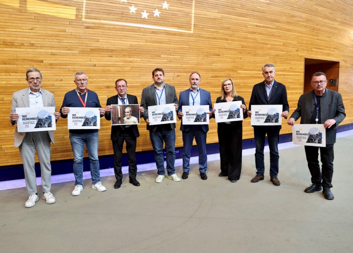 Kaminski_M_'s tweet photo. Dziś przed rozpoczęciem sesji PE w Strasburgu przypominamy o losie Tatarów krymskich, którzy doświadczyli ludobójstwa ze strony carskiej i sowieckiej Rosji. Także obecna, putinowska Rosja, okupująca Krym od 2014 roku kontynuuje represje wymierzone w rdzenną ludność. Wśród represjonowanych jest Azamat Eiu­pov, który protestował przeciwko rosyjskiemu imperializmowi na Placu Czerwonym w Moskwie, za co skazano go na 17 lat więzienia.