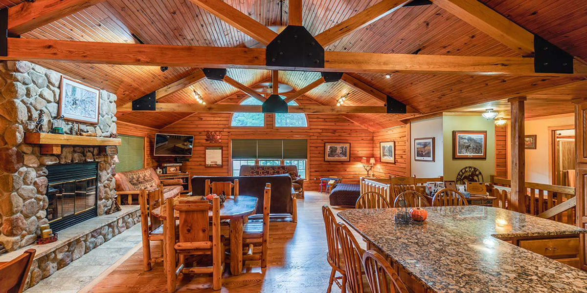 itscabintime's tweet photo. ✨ Deer Run Estate, Wisconsin Dells ✨ 5BR/5BA sleeps 17, chef's kitchen, bar, game room &amp; veranda w/ fireplace. Stay 3 nights, get 4th free. Book direct: https://t.co/lXercSVi34 #DeerRunEstate #WisconsinDells #LogGables #itscabintime #bookdirect https://t.co/juyOvFFo6m