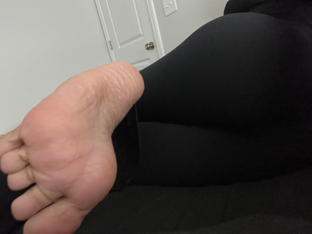 PrincessAlina0's tweet photo. Online for sessions beta boys 😈

Findom finsub femdom worship drain real goddess ebony feet toes HumanATM Loser uk https://t.co/axbErdFcpo