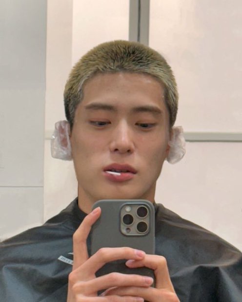 spellbound433's tweet photo. 나 슬덩복현 너무 조아함.... 진짜 아무나 못함 저머리는 https://t.co/WzLNtlUVnJ
