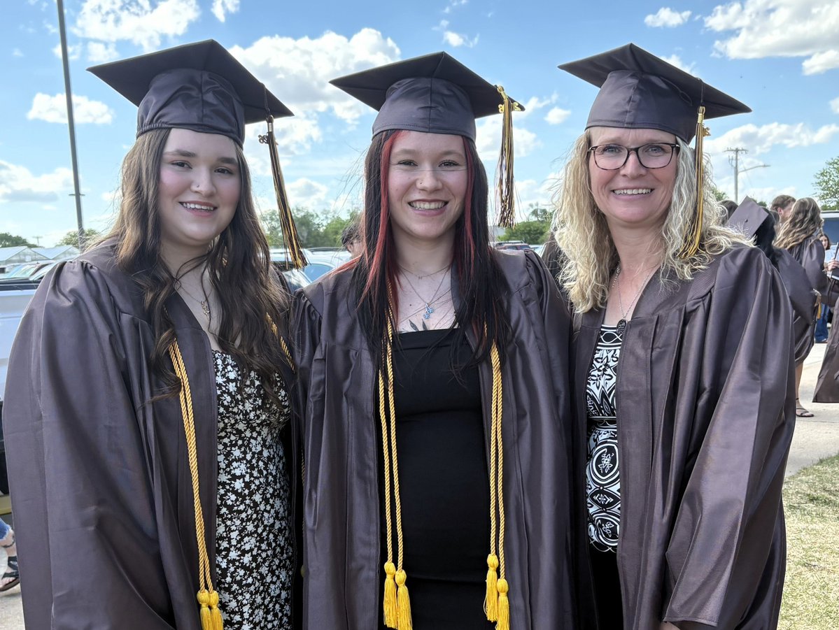 GCGreater's tweet photo. Mom, two daughters graduate from GCCC
https://t.co/WuLhGOkMXI https://t.co/UI4r98JsZS