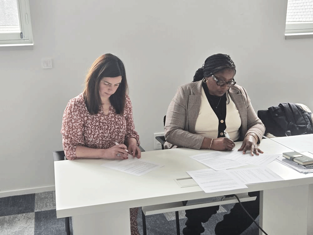 cosumaf's tweet photo. 🤝 𝗦𝗶𝗴𝗻𝗮𝘁𝘂𝗿𝗲 𝗱𝗲 𝗰𝗼𝗻𝘃𝗲𝗻𝘁𝗶𝗼𝗻 𝗱𝗲 𝗽𝗮𝗿𝘁𝗲𝗻𝗮𝗿𝗶𝗮𝘁 – 𝗕𝗮𝗻𝗾𝘂𝗲 𝗱𝗲 𝗙𝗿𝗮𝗻𝗰𝗲 & 𝗖𝗢𝗦𝗨𝗠𝗔𝗙

Ce 18 mai 2026, dans le cadre de la visite d'étude organisée par la Banque de France, la 𝗖𝗼𝗺𝗺𝗶𝘀𝘀𝗶𝗼𝗻 𝗱𝗲 𝗦𝘂𝗿𝘃𝗲𝗶𝗹𝗹𝗮𝗻𝗰𝗲 𝗱𝘂 𝗠𝗮𝗿𝗰𝗵𝗲́ 𝗙𝗶𝗻𝗮𝗻𝗰𝗶𝗲𝗿 𝗱𝗲 𝗹'𝗔𝗳𝗿𝗶𝗾𝘂𝗲 𝗖𝗲𝗻𝘁𝗿𝗮𝗹𝗲 (𝗖𝗢𝗦𝗨𝗠𝗔𝗙) et la 𝗕𝗮𝗻𝗾𝘂𝗲 𝗱𝗲 𝗙𝗿𝗮𝗻𝗰𝗲 ont officialisé leur coopération par la signature d'une convention de partenariat.

Cet accord marque une étape importante dans le renforcement de la 𝗰𝘂𝗹𝘁𝘂𝗿𝗲 𝗳𝗶𝗻𝗮𝗻𝗰𝗶𝗲̀𝗿𝗲 au sein de l'espace CEMAC, et témoigne de la volonté commune des deux institutions de partager expertises, outils et bonnes pratiques en matière d'éducation financière.

𝗖𝗲 𝗽𝗮𝗿𝘁𝗲𝗻𝗮𝗿𝗶𝗮𝘁 𝗼𝘂𝘃𝗿𝗲 𝗹𝗮 𝘃𝗼𝗶𝗲 𝗮̀ :

- Un partage d'expériences sur les stratégies nationales d'éducation financière ;
- Un accès aux ressources pédagogiques et outils développés par la Banque de France;
- Une coopération durable au service des populations du Cameroun, de la Centrafrique,  du Congo, du Gabon, de la Guinée équatoriale et du Tchad.

La COSUMAF réaffirme ainsi son engagement pour un marché financier plus accessible, plus transparent et mieux compris de tous.

#COSUMAF #BanqueDeFrance #EducationFinancière #Partenariat #CEMAC #MarchéFinancier #AfriqueCentrale #CultureFinancière #CoopérationInternationale #Finance #Inclusion #EDUCFI