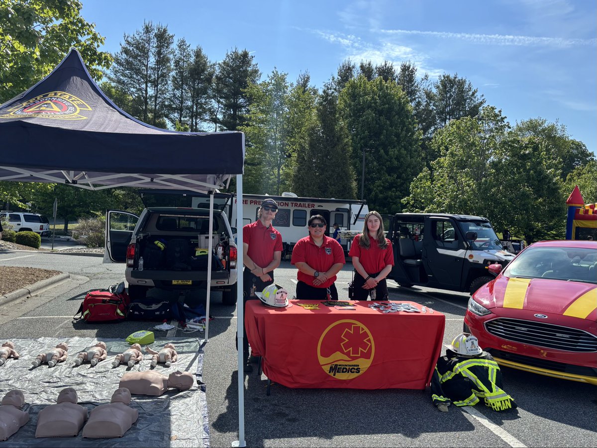 AppStateEMS's tweet photo. Mountaineer Medics had a great time participating in Emergency Fest this weekend! 🚑 We loved teaching kids about the importance of calling 911, learning CPR basics, and staying safe in emergencies. Thank you to everyone who stopped by! https://t.co/Yu6gi1QJj7