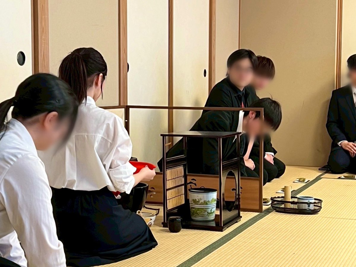 hoseitea's tweet photo. こんにちは、法政大学茶道研究会です！
5月6日（水）に、初風炉・新歓茶会を行いました🌱
「初風炉」とは、半年間使った炉を閉じ、風炉へと設えを替えて初めて行う茶会のことです。
お菓子は季節に合わせて柏餅をいただき、初夏を感じるひとときとなりました🎏 https://t.co/guckUJxdaP