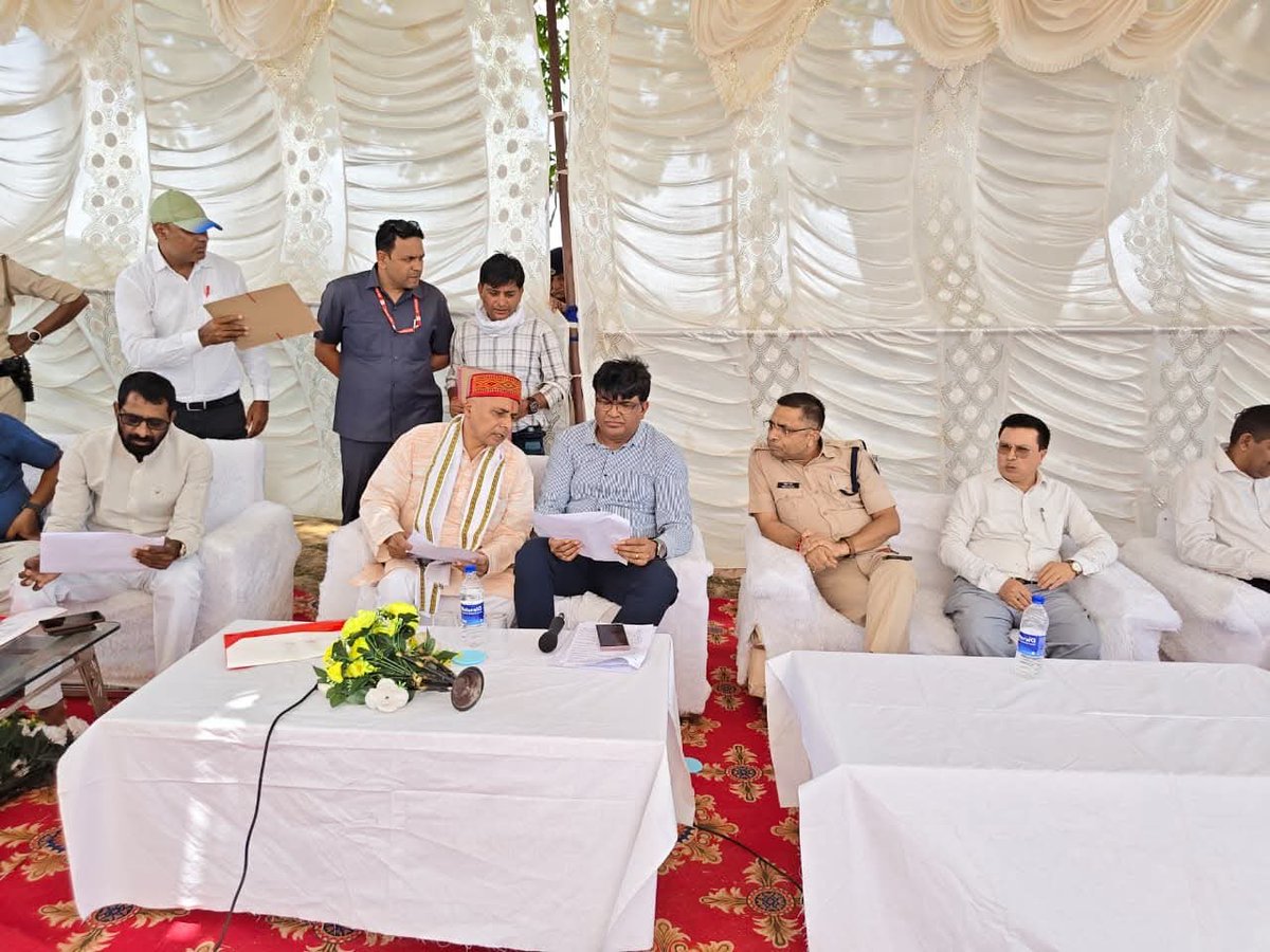 PradeepPatelBJP's tweet photo. मऊगंज जिले के विस्थापित 136 परिवारों के जीवन में आज एक नया सवेरा आया। मुख्यमंत्री डॉ. मोहन यादव जी के संवेदनशील नेतृत्व और “सबको आवास सबको सम्मान” के संकल्प के तहत इन परिवारों को स्थायी पट्टों का वितरण किया गया। https://t.co/Oa9bFHyCJi