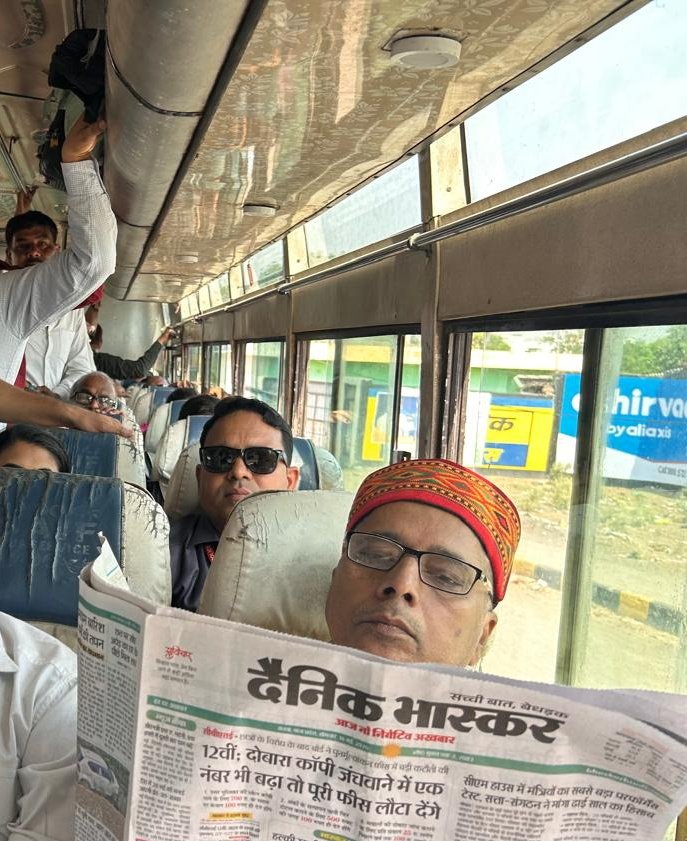 PradeepPatelBJP's tweet photo. मऊगंज जिले के विस्थापित 136 परिवारों के जीवन में आज एक नया सवेरा आया। मुख्यमंत्री डॉ. मोहन यादव जी के संवेदनशील नेतृत्व और “सबको आवास सबको सम्मान” के संकल्प के तहत इन परिवारों को स्थायी पट्टों का वितरण किया गया। https://t.co/Oa9bFHyCJi