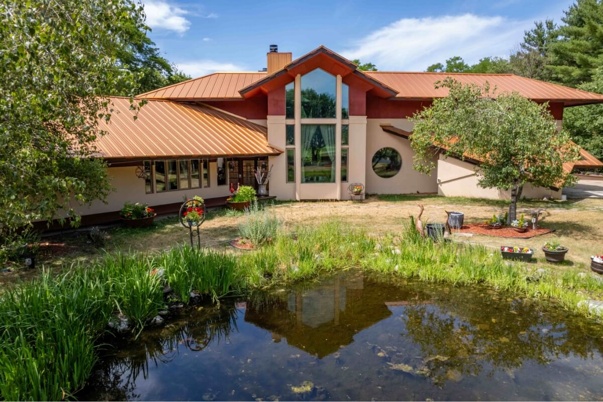 itscabintime's tweet photo. ✨ Deer Run Estate, Wisconsin Dells ✨ 5BR/5BA sleeps 17, chef's kitchen, bar, game room &amp; veranda w/ fireplace. Stay 3 nights, get 4th free. Book direct: https://t.co/lXercSVi34 #DeerRunEstate #WisconsinDells #LogGables #itscabintime #bookdirect https://t.co/juyOvFFo6m