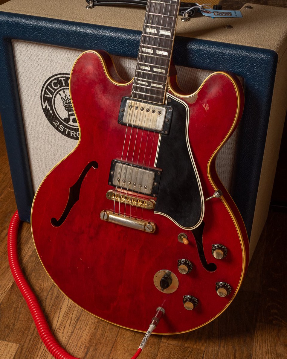 ChicagoMusicEx's tweet photo. https://t.co/lEThQENIUv | B.B. King played one. Freddie King played one. Keith Richards played one. 🎸 The 1960 @gibsonguitar ES-345 was the middle ground between the ES-335 and ES-355 — stereo PAF humbuckers, six-position Varitone, split parallelogram inlays! Contact us today! https://t.co/mgXaTYnzhs