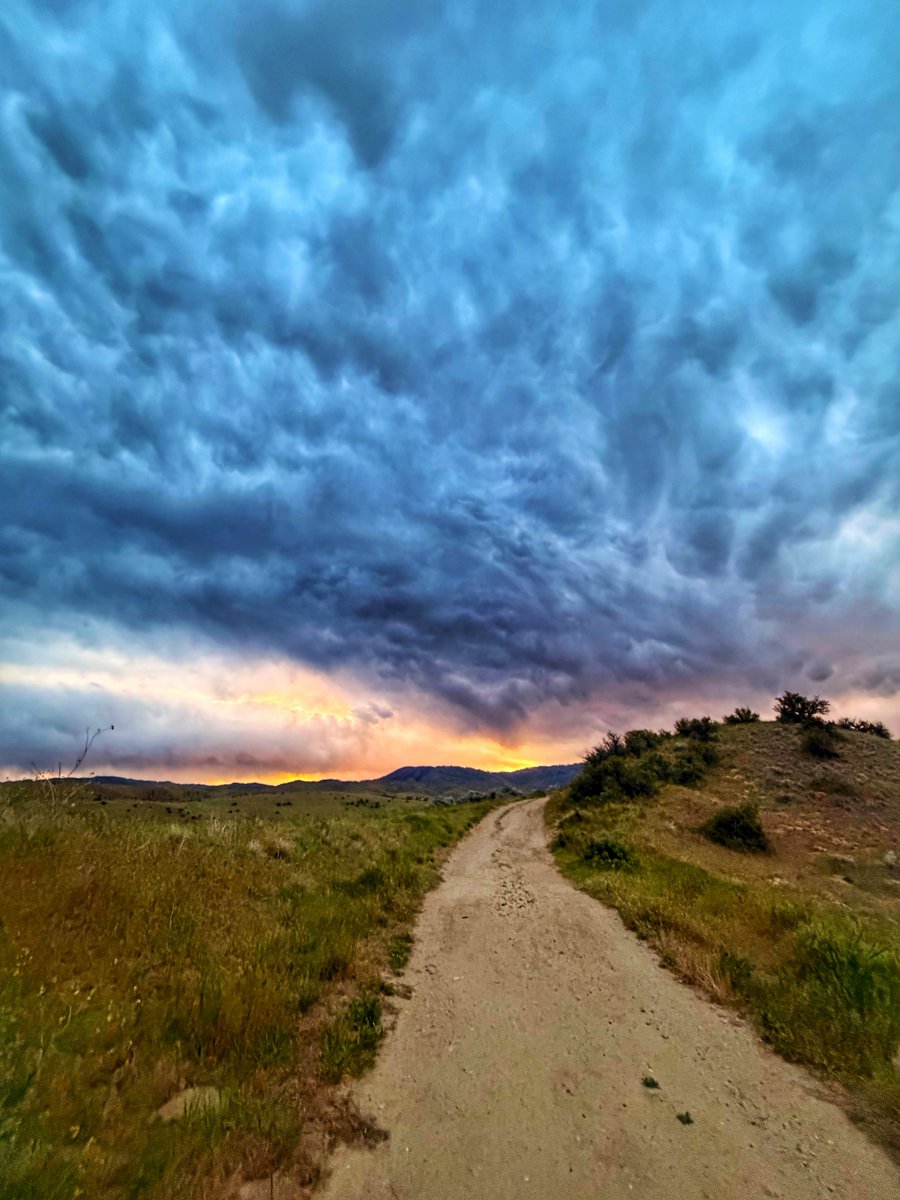 8ntmuch's tweet photo. It’s another “Moody Monday”!  Let’s see those moody skies!!  ☁️ https://t.co/eLxzyqjkGs