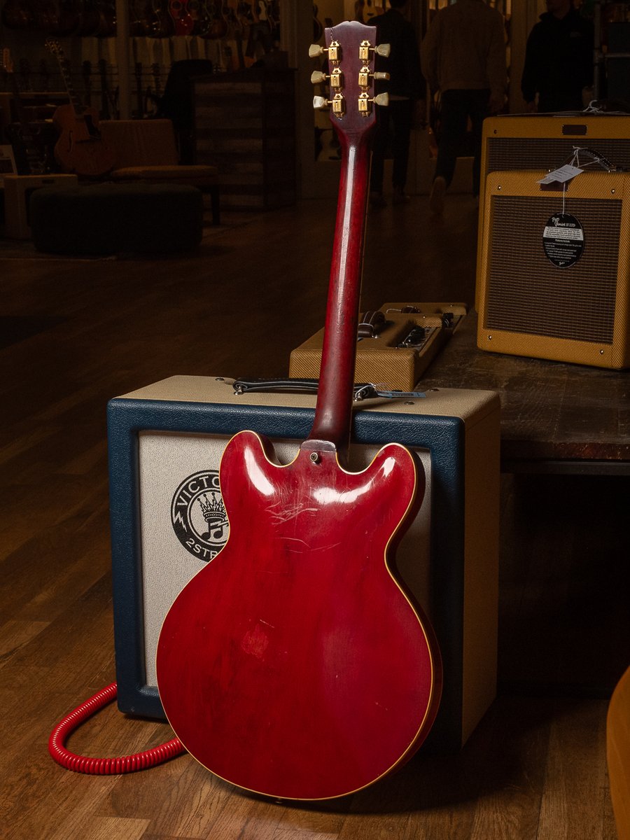 ChicagoMusicEx's tweet photo. https://t.co/lEThQENIUv | B.B. King played one. Freddie King played one. Keith Richards played one. 🎸 The 1960 @gibsonguitar ES-345 was the middle ground between the ES-335 and ES-355 — stereo PAF humbuckers, six-position Varitone, split parallelogram inlays! Contact us today! https://t.co/mgXaTYnzhs