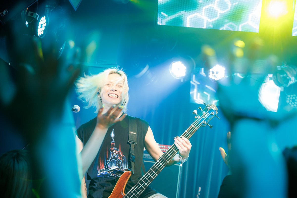 neetbass_fumi's tweet photo. まーじたのしかったフラベアでした！

観に来てくれて出会ってくれてありがとうございました！

なんかいろいろ話したいようなライブで全部出し尽くしたような、

楽しい時間を共有できてほんとによかった！

またね🫶

📸 @take_2134 https://t.co/pzeWvYGYFJ
