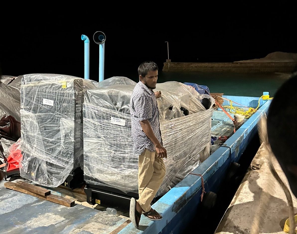 IbrahimAbaann's tweet photo. ރައީސް @MMuizzu ތ. ގާދިއްފުއްޓަށް ވަޑައިގަތުމުން ރައްޔިތުންގެ ފަރާތުން ފާހަގަކުރި އެންމެ ބޮޑު ކަންބޮޑުވުމަކީ ކަރަންޓުގެ މައްސަލަ ހައްލު ނުވެ އޮތްކަން. ރައީސް އެދުވަހު ވިދާޅުވި ގޮތަށް މިއަދު މިވަނީ 250 ކވ ގެ އައު އިންޖީނެއް ގާދިއްފުއްޓަށް ފޮނުވާ ދެއްވާަފަ. 

ޝުކުރިއްޔާ ރައީސް https://t.co/bFjWdnd0tP