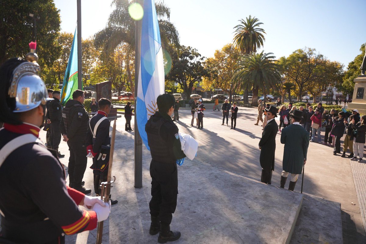 jaimemendezh's tweet photo. Hoy, en nuestra plaza principal, en el día de la Escarapela, junto al Regimiento de Artillería 1 izamos la bandera nacional y entregamos escarapelas a los vecinos 🇦🇷 #SanMiguel https://t.co/m1VQ7XUS6Q