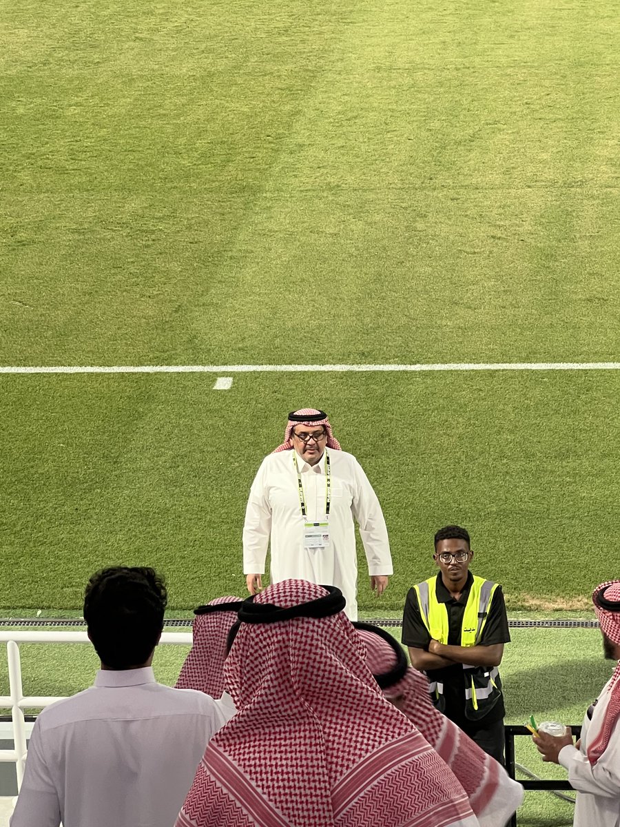 Talal_almuaidi's tweet photo. رئيس #الجبلين الاستاذ فايز المعجل وحديث مع الجماهير المتواجدة في ملعب المباراة .
#الجبلين
#الدرعية_الجبلين 
@FayezAlmojel https://t.co/PNkpXDiRUX