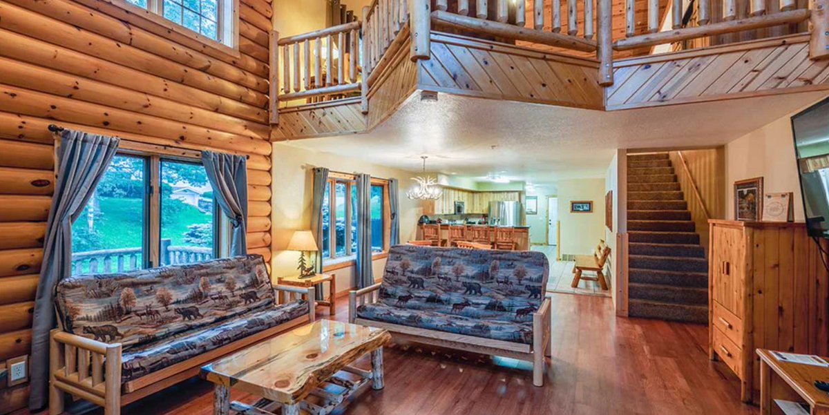 itscabintime's tweet photo. ✨ Deer Run Estate, Wisconsin Dells ✨ 5BR/5BA sleeps 17, chef's kitchen, bar, game room &amp; veranda w/ fireplace. Stay 3 nights, get 4th free. Book direct: https://t.co/lXercSVi34 #DeerRunEstate #WisconsinDells #LogGables #itscabintime #bookdirect https://t.co/juyOvFFo6m