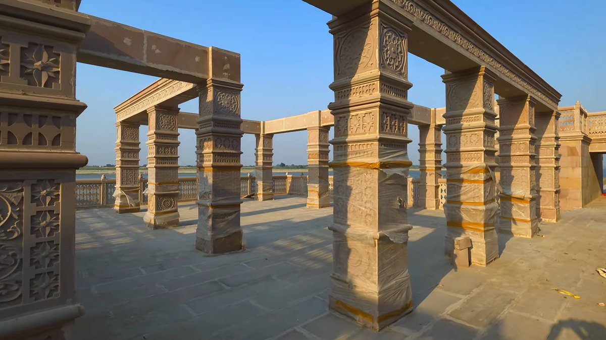 IndiaInfra02's tweet photo. Maa Vindhyavasini Temple corridor project in Mirzapur, New ghats are being built on the banks of the Ganga Riverbank directly connected to the temple. (📹Manoj Mishra) https://t.co/yyrozH18l3