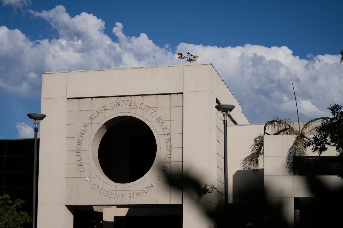 CSUBakersfield's tweet photo. CSUB is now on its summer schedule! 🌴 

We are open Monday-Thursday, 7 a.m. to 6 p.m. Campus is closed on Fridays! 

Congratulations to the class of 2026! We hope everyone enjoys their summer and the beginning of their next chapter. We'll see returning students in the fall. 😊 https://t.co/RvDmJL8UjQ