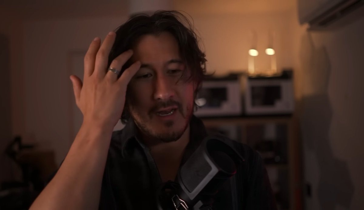sandeikitetsu's tweet photo. the ring being the most noticeable thing whenever he starts talking with his hands, he loves Amy so fucking loud, you can spot that band from a mile away. https://t.co/yKYTk0aYmw