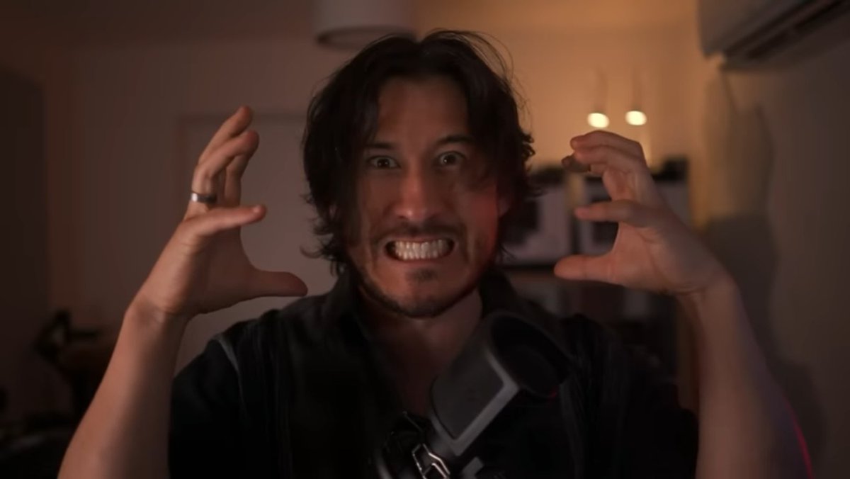 sandeikitetsu's tweet photo. the ring being the most noticeable thing whenever he starts talking with his hands, he loves Amy so fucking loud, you can spot that band from a mile away. https://t.co/yKYTk0aYmw