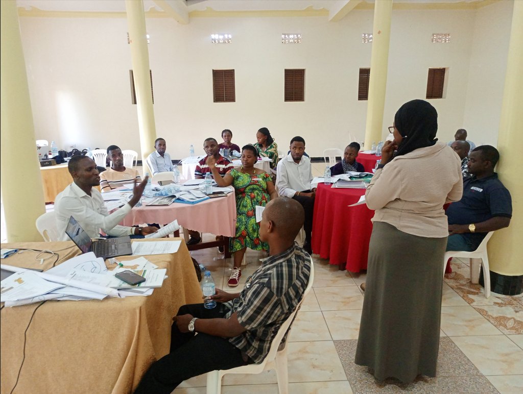 UwezoUganda's tweet photo. In Isingiro, our very own Faridah Nassereka @FNMubiru has concluded walking surveyors through part of the ICASEL tools-drawing on varied scenarios to assess children aged 5–16 in host and refugee communities. She is being supported by @PiusAkol and @JamalM62191953 as @UwezoUganda trainers, as well as @usmnaz of @palnetworkHQ plus the DC/VC from @YfcUganda. 

The other teams supporting training in Yumbe district included: @JocelynBADiva and @josephatkasasa from @UwezoUganda who have also held several day's sessions-including role-plays, and who were equally supported by the district partner @CCEDUC1.