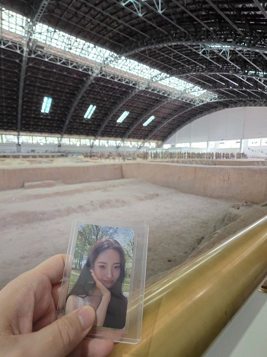 stig852's tweet photo. One of the main reasons to bring Sunmi to Xi'an is to check out the terracotta warriors. https://t.co/U5B2lF3x92