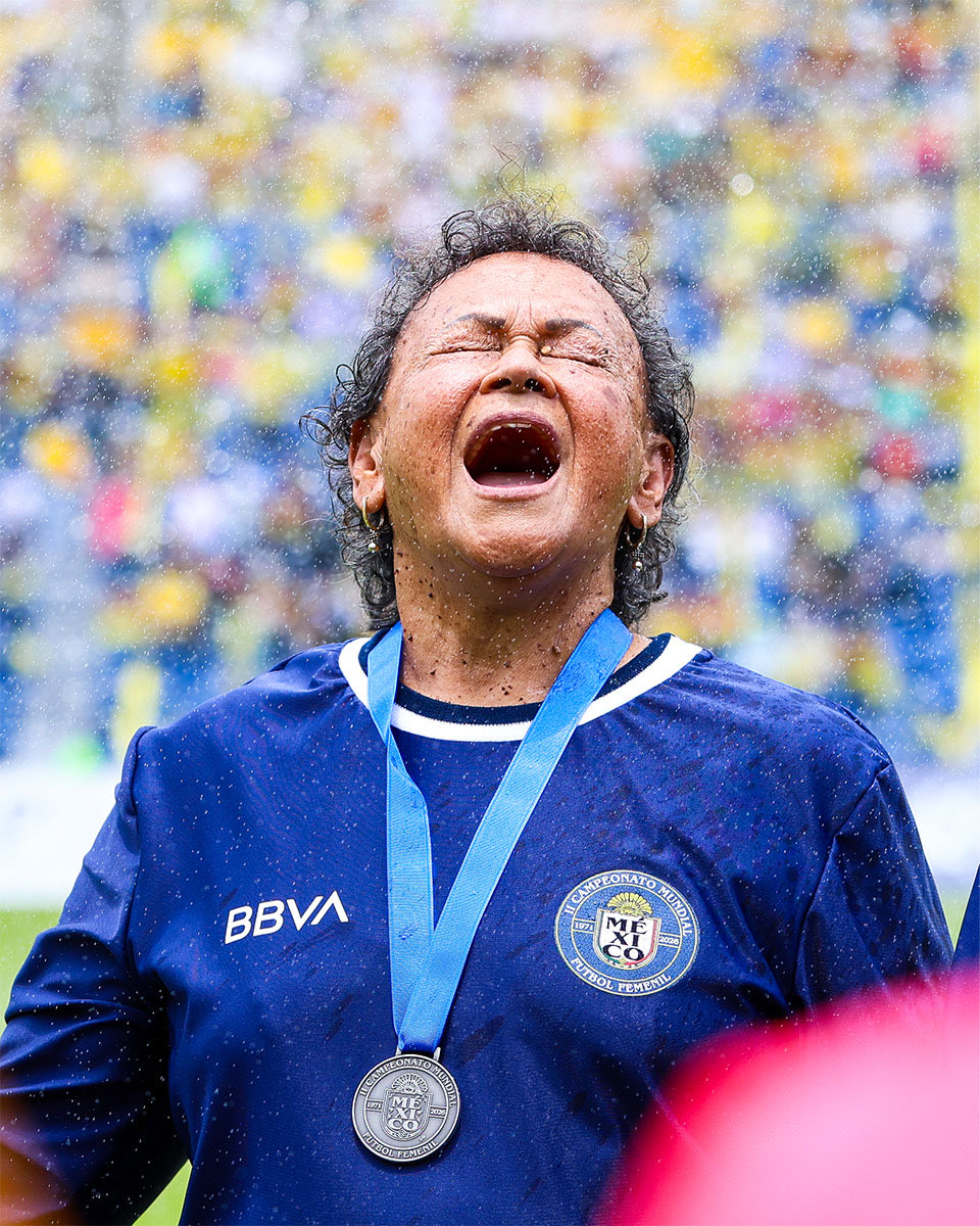 Norapamelaaa's tweet photo. 📸 | Un honor poder retratar y documentar a quienes encendieron la chispa de lo que hoy vivimos en cada torneo. 🏟️ 🏆

Foto 1: ¡Que el futbol femenil se siga disfrutando así! 

Admiración y agradecimiento eterno a nuestras pioneras. https://t.co/8DZe9rao4I