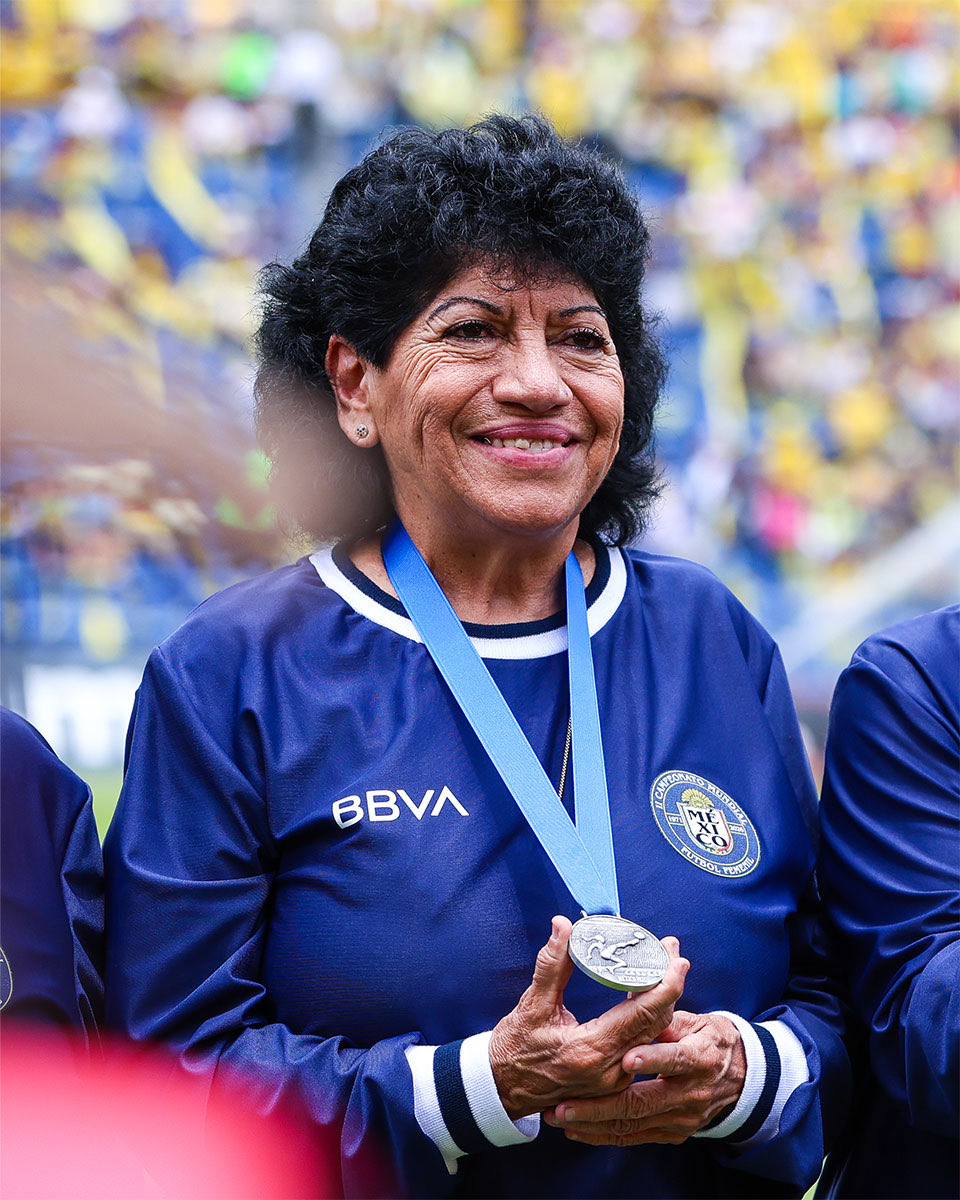 Norapamelaaa's tweet photo. 📸 | Un honor poder retratar y documentar a quienes encendieron la chispa de lo que hoy vivimos en cada torneo. 🏟️ 🏆

Foto 1: ¡Que el futbol femenil se siga disfrutando así! 

Admiración y agradecimiento eterno a nuestras pioneras. https://t.co/8DZe9rao4I