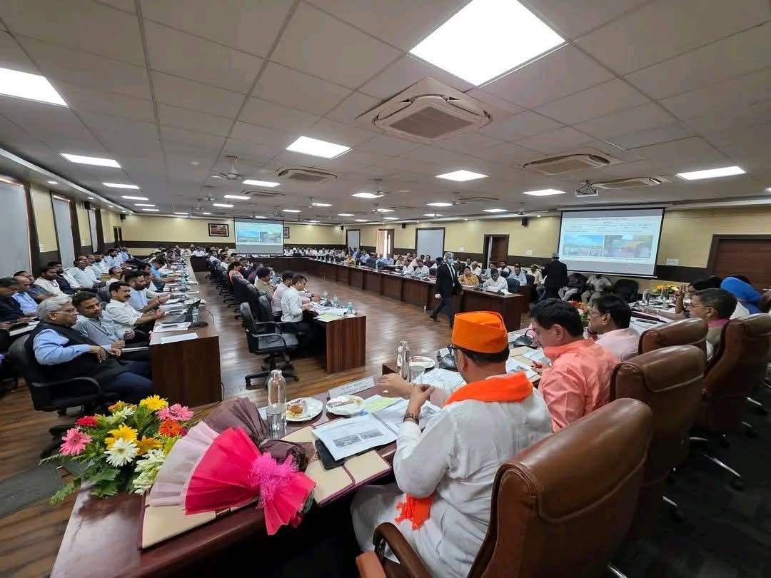 VaranasiCdo's tweet photo. वाराणसी के सर्किट हाउस सभागार में सोमवार को जिला विकास समन्वय एवं निगरानी समिति “दिशा” की बैठक केंद्रीय पेट्रोलियम मा० मंत्री श्री हरदीप सिंह पुरी महोदय की अध्यक्षता में सम्पन्न हुई जिसमें मा० सह अध्यक्ष महोदय द्वारा संबंधित अधिकारियों दिए आवश्यक निर्देश। https://t.co/tNWoVydiT0