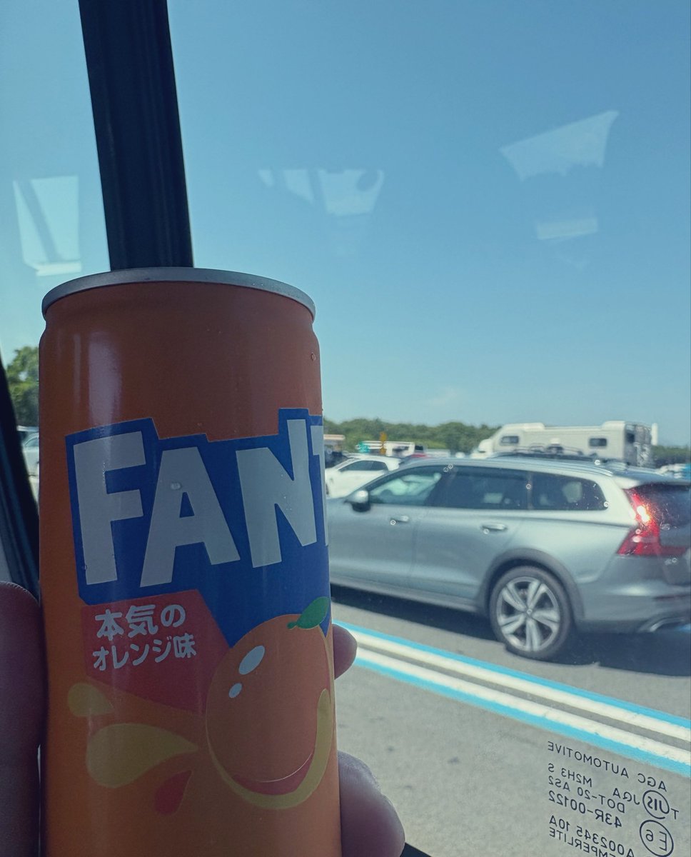 sing_uu_nn's tweet photo. ハイエース揺られながらみんなで遠征するのも 照明として呼んでくれるのも 本当に嬉しいし楽しい もっと気軽に連れ回してください https://t.co/qpJwcddyzu