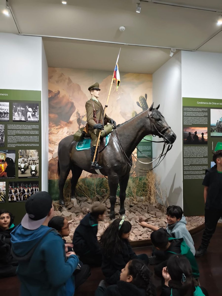 carabprandes's tweet photo. #LaReina: @Carabdechile, a través de @CarabMicc de la 16ª Comisaría La Reina, realizan visita al Museo de Carabineros junto a alumnos de 5° básico del Colegio Palestina.
#LaPrevencionEsNuestraEsencia 🚓🏛️ https://t.co/us6gTTwVQt