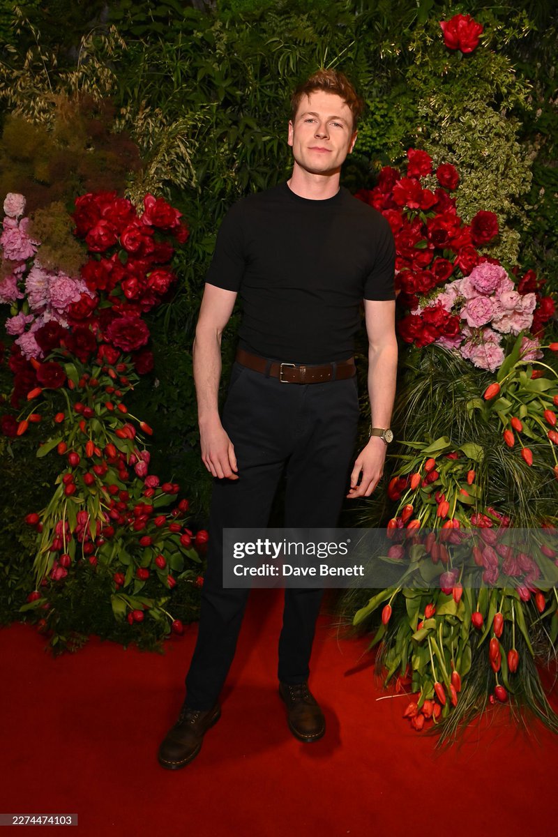 meeksOP81's tweet photo. just a guy and his tight shirts, brown belt, and docs against the world 😌 https://t.co/FsRVW9NLX3