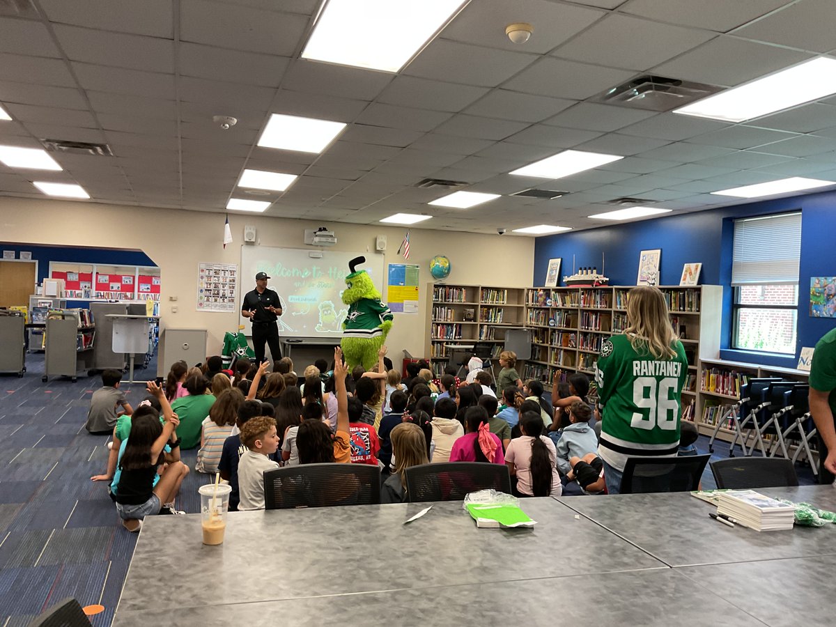 HeightsTx's tweet photo. @RHeightsElem A big thank you to the Dallas Stars Reading program and to Ms. Smith's dedication to her students! Third grade rocks at RHE! #Stickwithreading #LibrariesinRISD @MissSmithThird https://t.co/w0yS1AzKaK