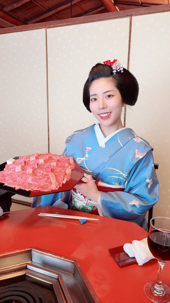 tQCPqJ7GfG94163's tweet photo. 上七軒の舞妓ちゃん達と鴨川をどりの後にすき焼き🥩からのお座敷✨今回も楽しかったです🩷
#上七軒
#三嶋亭
#舞妓
#芸妓
#お座敷
#すき焼き https://t.co/N4XSHl5Rui