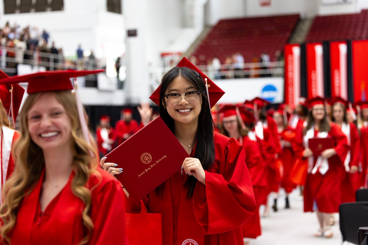 austinpeay's tweet photo. Graduation photos are here and they’re free to download!📸

How to find yours:
• Visit https://t.co/5BQoI18AYG
• Search your full name in the search bar https://t.co/lghME4lT74