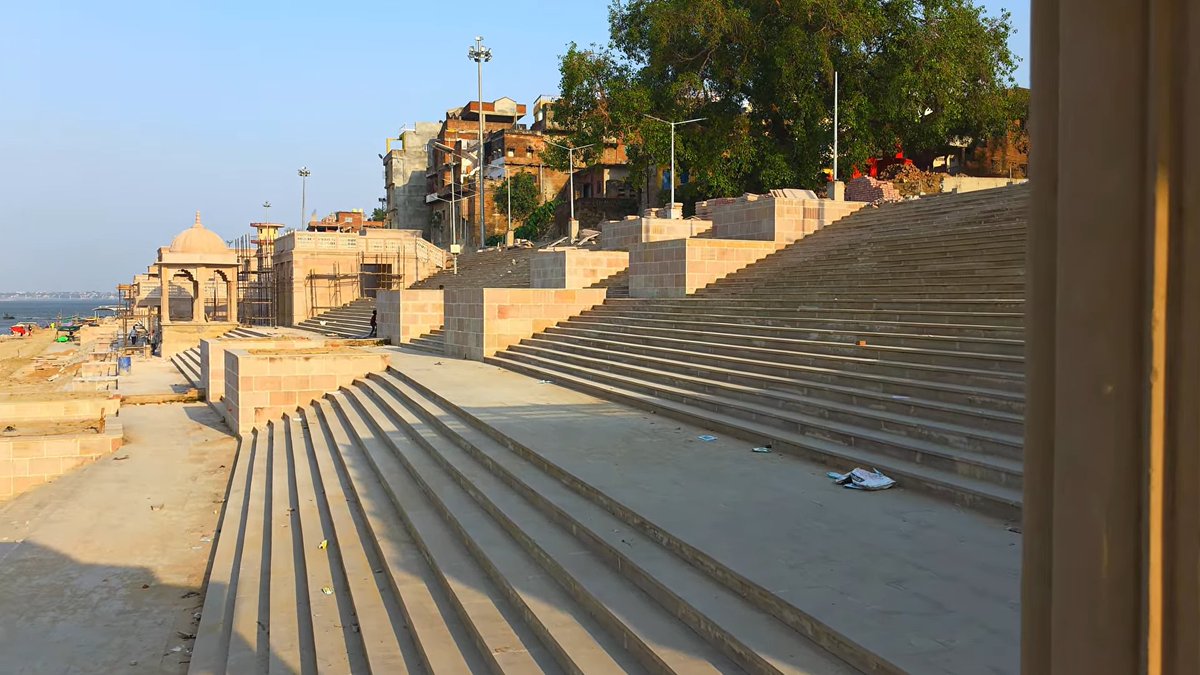 IndiaInfra02's tweet photo. Maa Vindhyavasini Temple corridor project in Mirzapur, New ghats are being built on the banks of the Ganga Riverbank directly connected to the temple. (📹Manoj Mishra) https://t.co/yyrozH18l3