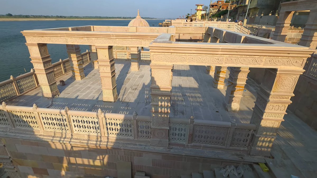 IndiaInfra02's tweet photo. Maa Vindhyavasini Temple corridor project in Mirzapur, New ghats are being built on the banks of the Ganga Riverbank directly connected to the temple. (📹Manoj Mishra) https://t.co/yyrozH18l3