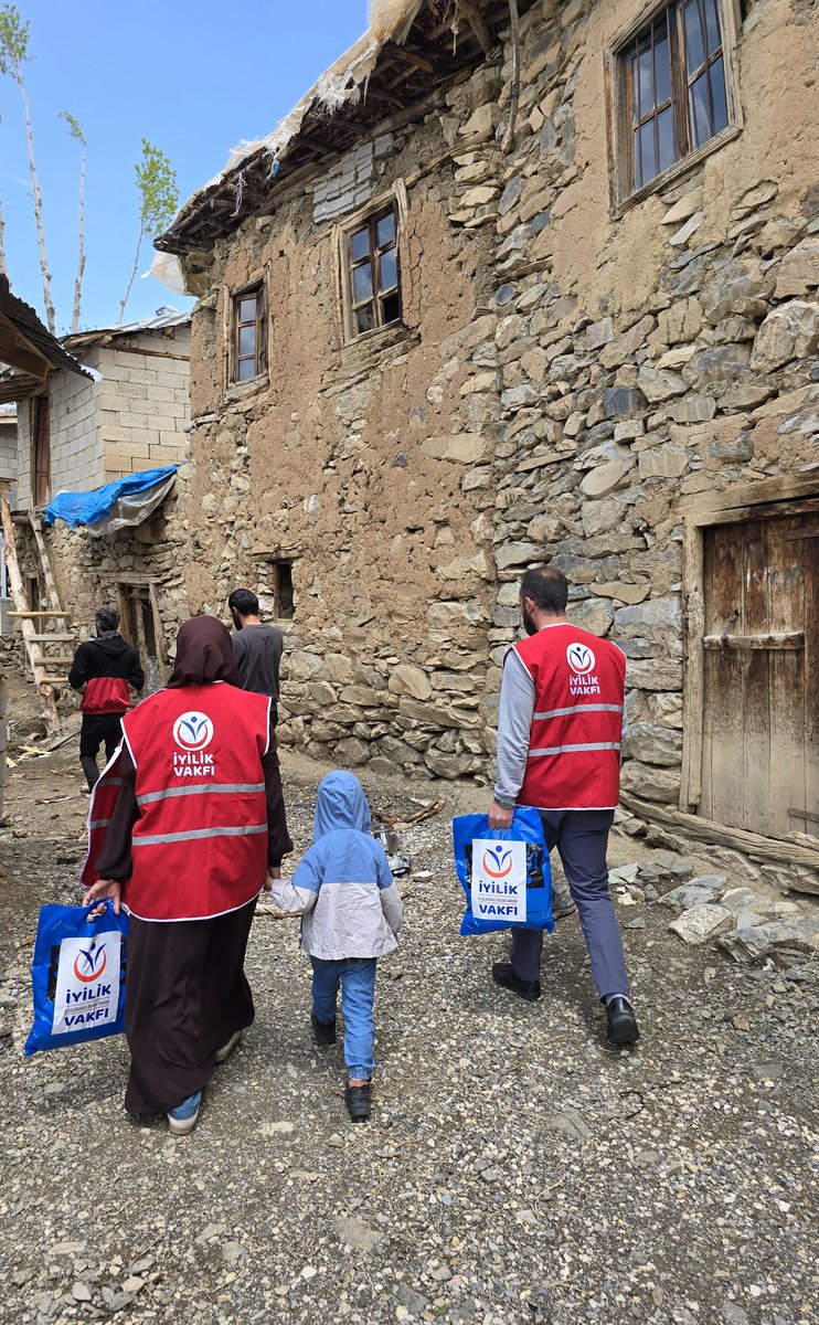 iyilikvakfi's tweet photo. Hakkari Valisi ve Belediye Başkan Vekili Sn. İbrahim Taşyapan Beyefendiye, Kurban Bayramı vesileyle Hakkari’nin köylerinde gerçekleştireceğimiz yardım çalışmalarımız hakkında bilgi sunduk.

Kıymetli Valimize, nazik kabulleri, ilgi ve misafirperverlikleri için teşekkür ederiz.

@_cevdetyilmaz
@mustafaciftcitr
@itasyapan
@HakkariValiligi
@rbklndr
@mehmetsofuoglu
@gulsuncocuklard
#türkiye #hakkari #köy #bayram #iyilikvakfı