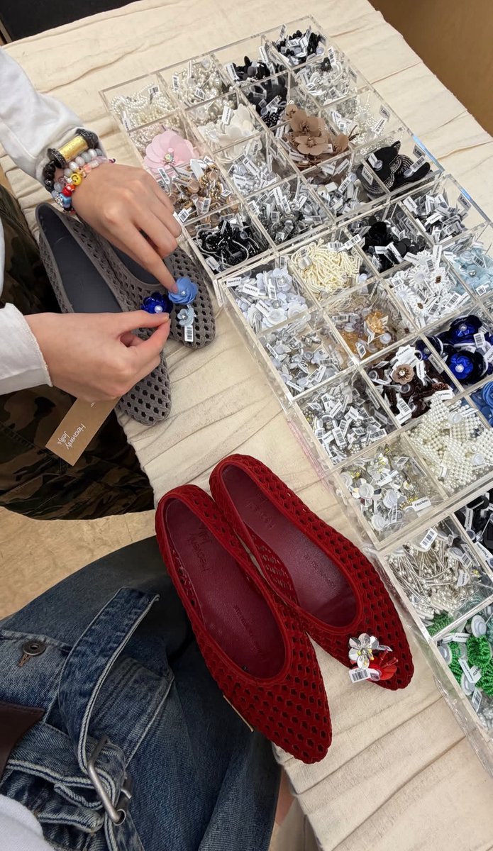 opor002's tweet photo. แคปชั่นการอวยที่ชาวเน็ตจีนไม่มีการหักคะแนน ลิซ่าอิมแพคอีกแล้ว 
"ลิซ่าทำให้รองเท้าทรงกีบสัตว์เป็นที่นิยม  ซึ่งเป็นรองเท้าที่คนงานชาวญี่ปุ่นสวมใส่กันมานานหลายทศวรรษ  และตอนนี้วงการแฟชั่นก็ยอมรับอย่างเต็มที่แล้ว"
"ลิซ่าเชี่ยวชาญศิลปะแห่งแฟชั่นอย่างแท้จริง"
"จากรองเท้าคนงาน ไม่
#LISA https://t.co/dBNZPmVKOX